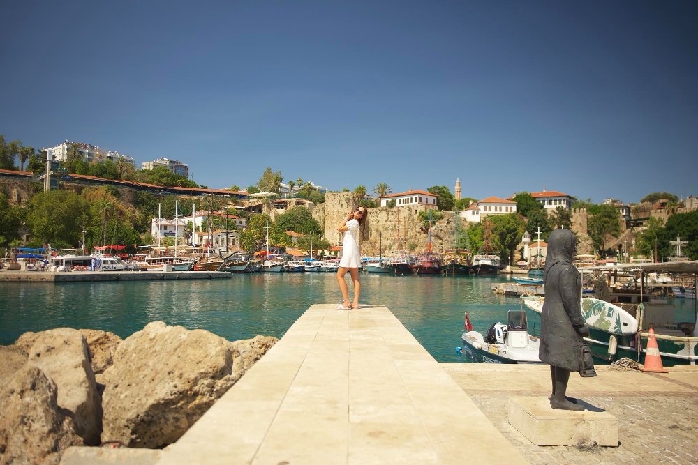Antalya pebble beach and Taurus mountain backdrop for comfortable recovery after dental procedures